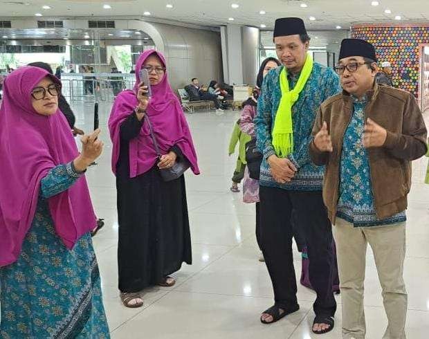 Ketua DMI Surabaya (jaket cokelat) bersama jemaah Umroh Bareng DMI Surabaya. (Foto: Dok. Arif Afandi) 
