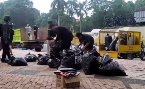 Dinas Lingkungan Hidup Bondowoso memungut sampah plastik di area car free day alun-alun kota peringati HSPN 2024. (Foto: Dokumentasi DLH Bondowoso)