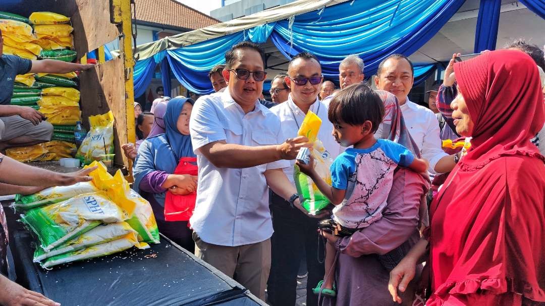 Pj Gubernur Jatim, Adhy Karyono saat membagikan beras murah dalam gelaran Pasar Murah di Gedung Disperindag Jatim, Surabaya, Minggu 25 Februari 2024. (Foto: Fariz Yarbo/Ngopibareng.id)