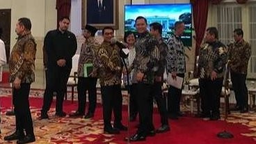 Menteri Agraria dan Tata Ruang/Kepala Badan Pertanahan Nasional Agus Harimurti Yudhoyono (AHY) bertegur sapa dengan Kepala Staf Kepresidenan Moeldoko. (Foto: Setpres)