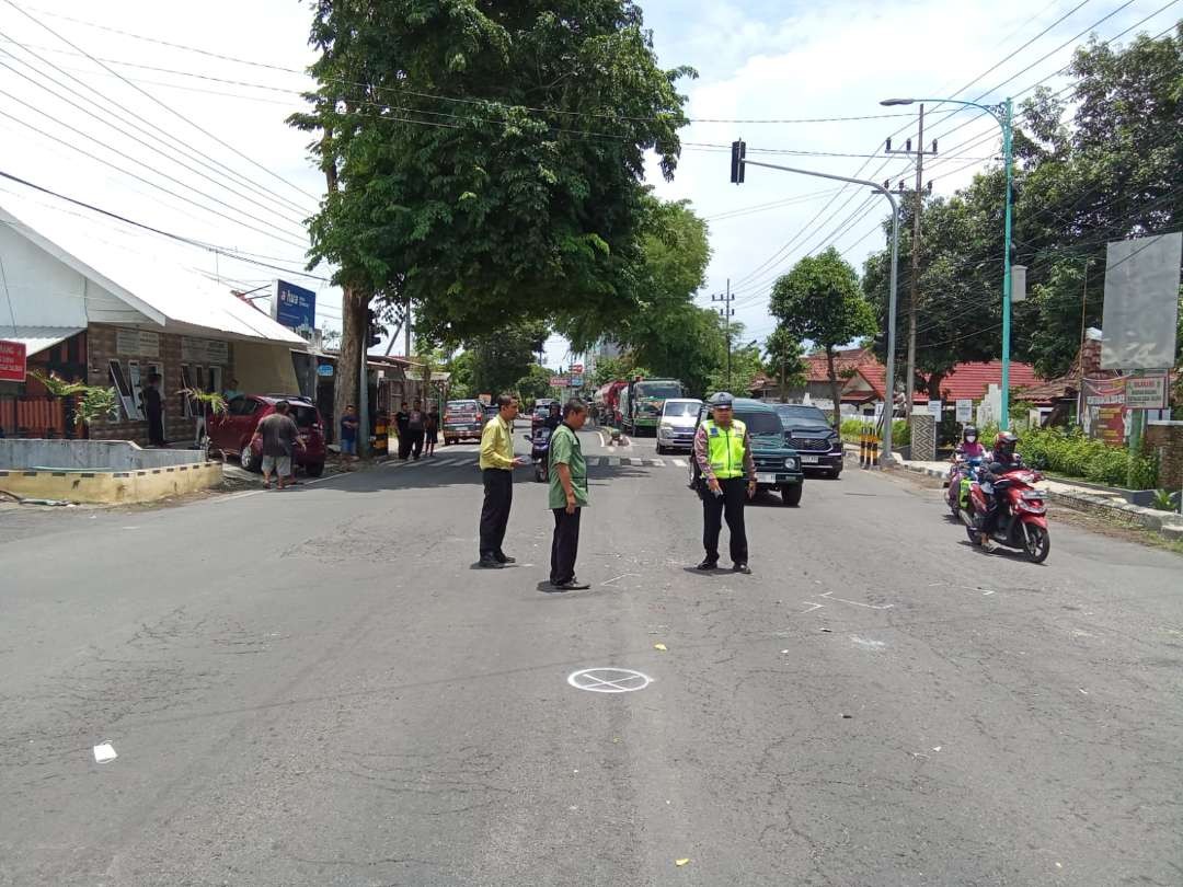 Petugas Unit Gakkum Satlantas Polresta Banyuwangi melakukan olah TKP (foto: istimewa)