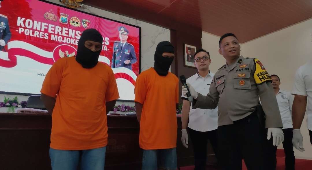 Ayah tiri dan Kakak ipar pelaku pemerkosa siswi SMP di Mojokerto dihadirkan dalam konferensi pers di Polres Mojokerto Kota. (Foto: Deni Lukmantara/Ngopibareng.id)