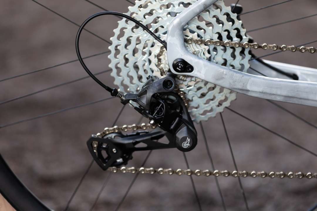 Ada tiga pilihan kombinasi sproket tetapi hanya menggunakan satu macam Read Derailleur (RD).
