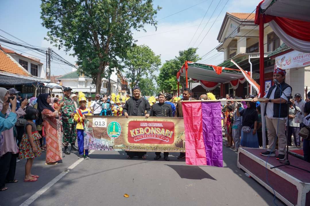 Walikota Pasuruan Saifullah Yusuf (Gus Ipul) yang juga didampingi oleh Wakil Walikota Pasuruan Adi Wibowo (Mas Adi) memberangkatkan peserta Mini Carnival Kebonsari yang diikuti oleh puluhan RW di Kelurahan Kebonsari pada Minggu, 25 Februrai 2024. (Foto: Pemkot Pasuruan)