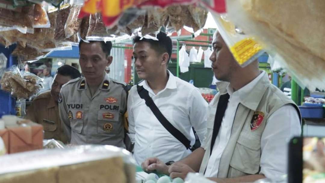 Satgas Pangan Polresta Malang Kota saat melakukan sidak ke Pasar Oro-oro Dowo, Kota Malang, pada Senin, 26 Februari 2024. (Foto: Dokumentasi Humas Polresta Malang Kota)