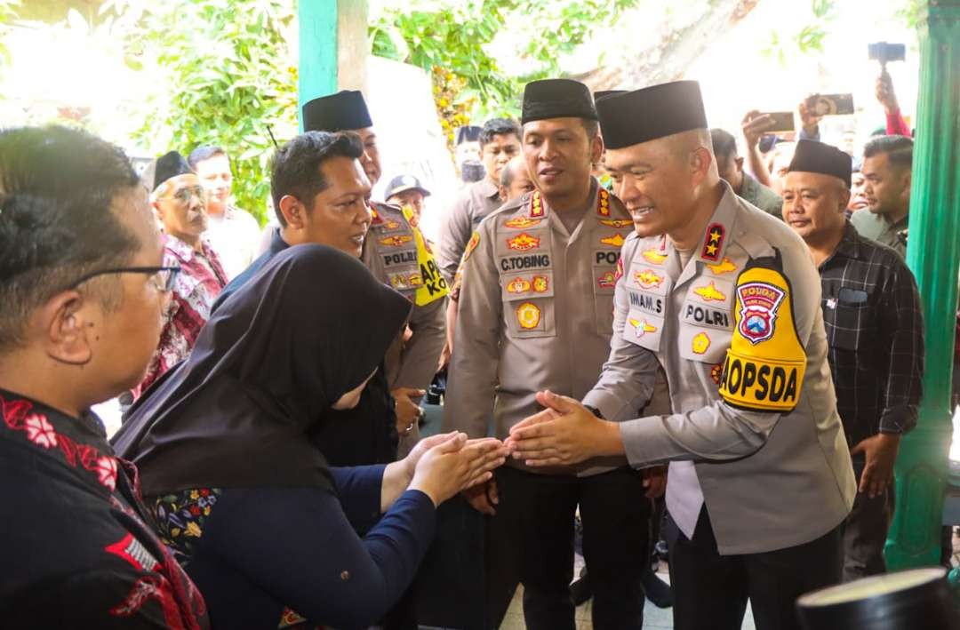 Kapolda Jatim Irjen Pol Imam Sugianto saat bertakziah ke rumah duka almarhum Sutoni. (Foto: Aini Arifin/Ngopibareng.id)