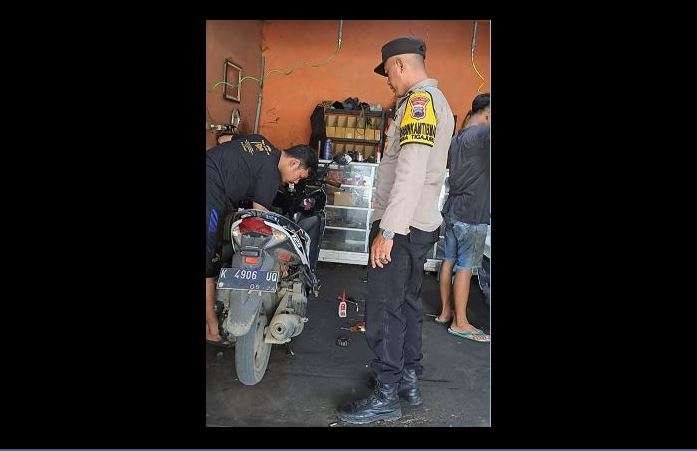 Polisi sedang memberikan edukasi kepada tenaga montir soal kenalpot brong. (Foto: Polri)