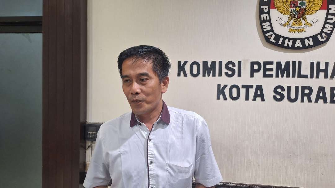 Ketua KPU Kota Surabaya, Nur Syamsi, saat ditemui di Kantor KPU Kota Surabaya, Jalan Adityawarman. (Foto: Julianus Palermo/Ngopibareng.id)