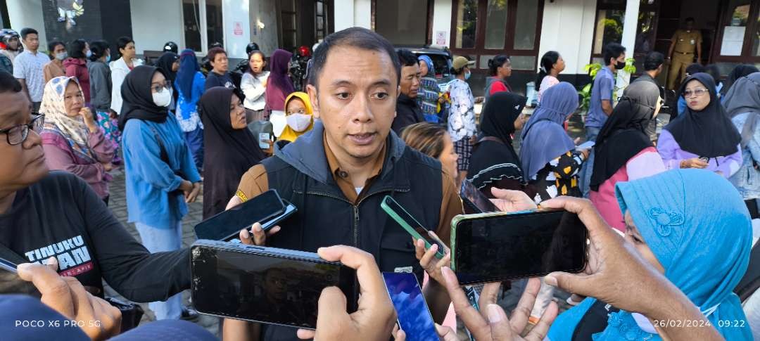 Tetuko Erwin Sukarno selaku Kabag Perekonomian Pemkot Kediri menjelaskan upaya Bulog kendalikan harga beras (Foto: Fendi Lesmana/ngopibareng.id)