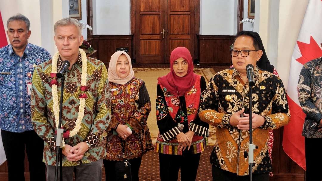 Pj Gubernur Jatim, Adhy Karyono (kanan) bersama Dubes Kanada Jess Dutton. (Foto: Fariz Yarbo/Ngopibareng.id)