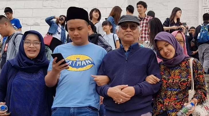 KH Ahmad Mustofa Bisri, Pengasuh Pondok Pesantren Roudlotut Thalibiin Lebih Rembang, santai bersama putri dan cucunya. Tetap kritis. (Foto: dok/ngopibareng.id)