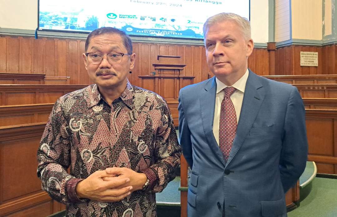 Dekan Fakultas Kedokteran (FK) Unair Prof Budi Santoso bersama Jess Dutton Dubes Kanada bertemu di FK Unair untuk melakukan kolaborasi. (Foto: Pita Sari/Ngopibareng.id)