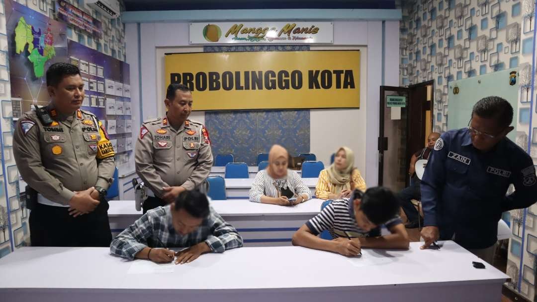 Empat pemuda yang terlibat balap motor untuk konten media sosial membuat pernyataan, meminta maaf di Mapolres Probolinggo Kota. (Foto: Humas Polres)