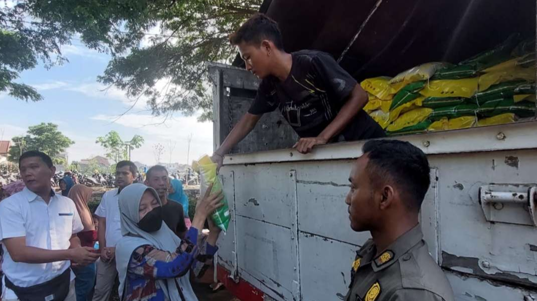 Warga antre membeli beras murah di Pasar Murah yang digelar Pemkot Probolinggo dan Bulog. (Foto: Ikhsan Mahmudi/Ngopibareng.id)