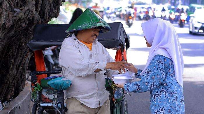 Bersedekah menjadi sikap terpuji, semangat berbagi sesama. (Ilustrasi)