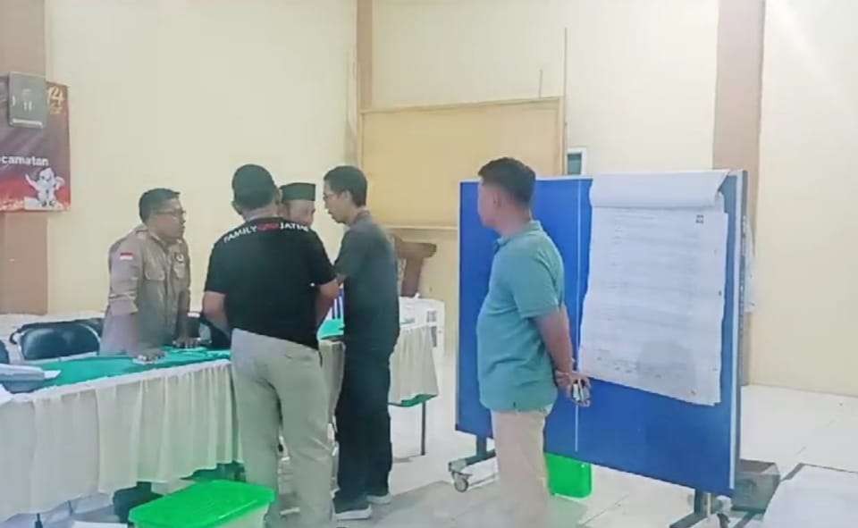 Komisioner KPU Jember saat memantau rekapitulasi suara tingkap PPK Sumberbaru (Foto: Istimewa)