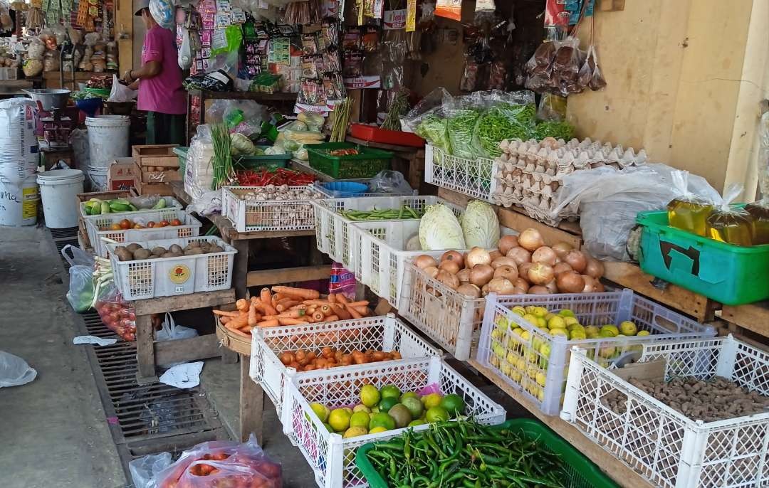 Hsrga bahan kebutuhan pokok di pasar tradisional dan modern Bondowoso kompak naik mendekati bulan Ramadan 1445 Hijriah. (Foto:Guido/Ngopibareng.id)