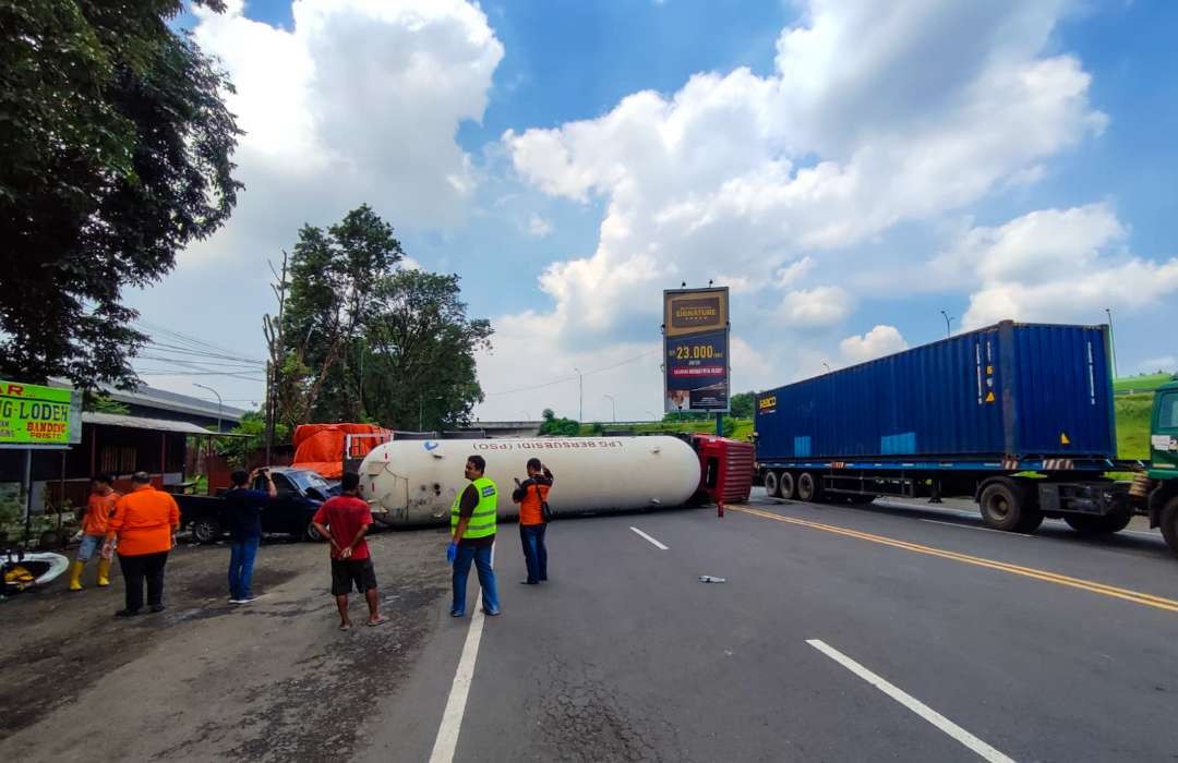 Truk tangki LPG terguling di by pass Surabaya - Mojokerto (foto : Aini/Ngopibareng.id)