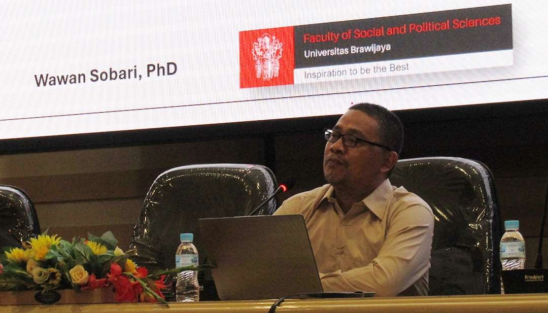 Pengamat politik Universitas Brawijaya (UB) Malang, Wawan Sobari saat menyampaikan materi dalam kegiatan Bincang Santai (Bonsai) dengan Pakar UB di Gedung Rektorat UB, Kota Malang, pada Selasa, 27 Februari 2024. (Foto: Ngopibareng.id/Moh Badar Risqullah)