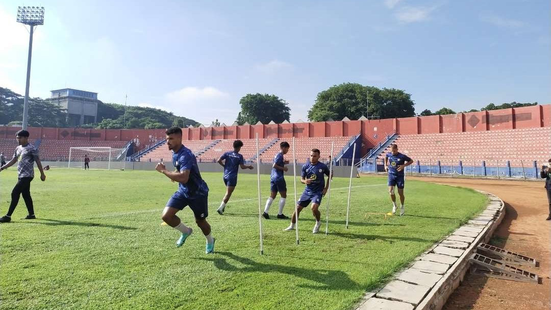 Pemain Barito Putera menjajal Lapangan Stadion Brawijaya pada H-1 bentrokan lawan Persik Kediri. (Foto: Fendhy Lesmana/Ngopibareng.id)