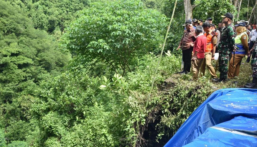 Bupati Malang, Sanusi, saat meninjau langsung longsor yang menggerus Jalan Rajekwesi, Kecamatan Kalipare, Kabupaten Malang, pada Selasa, 27 Februari 2024. (Foto: Dok Pemkab Malang)