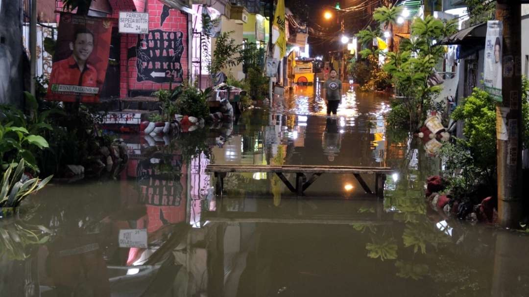 Banjir di kawasan Bungurasih, Sidoarjo, Jawa Timur. (Foto: Fariz Yarbo/Ngopibareng.id)