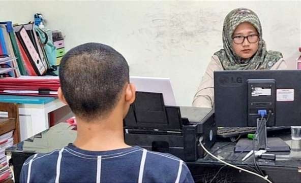 Fotografer berinisial MM, tersangka pemerkosaan siswi SMK tugas prakerin di studio miliknya diperiksa penyidik PPA Satreskrim Polres Bondowoso. (Foto:Guido Saphan/Ngopibareng.id)