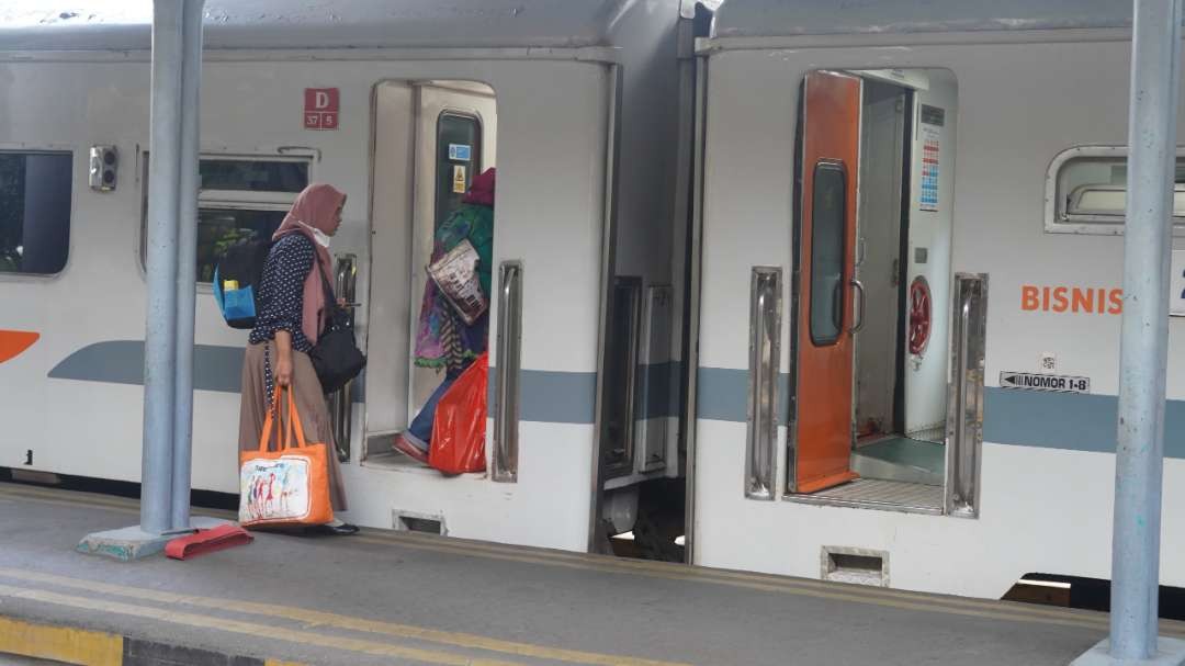 Potret penumpang saat hendak menaiki KA jarak jauh, di Stasiun Gubeng, Surabaya. (Foto: Humas KAI Daop 8 Surabaya)