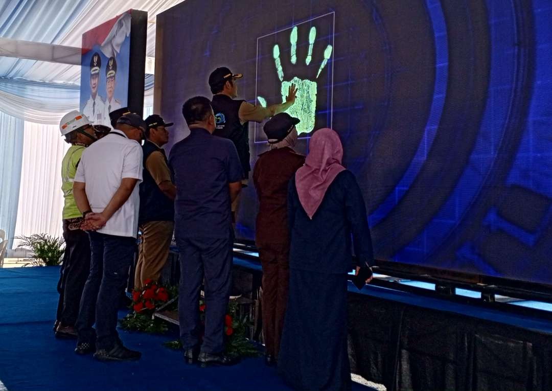 Bupati Lamongan, Yuhronur Efendi didampingi Wakil Bupati Abdul Ro'uf bersama anggota Forkompinda menandai ground breaking pembangunan Stadion Surajaya Lamongan (Foto : Imron Rosidi/ngopibareng.id)