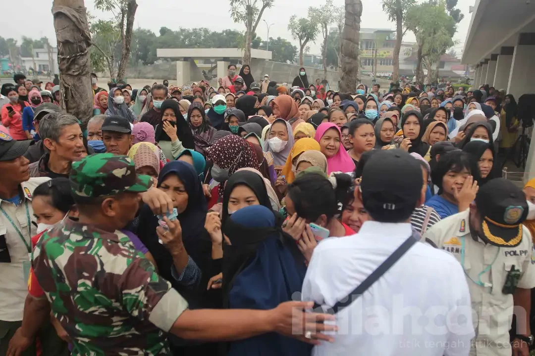 Masyarakat antre beras, fakta kenaikan harga kebutuhan pokok pasca Pemilu 2024. (Foto: dok/ngopibareng.id)