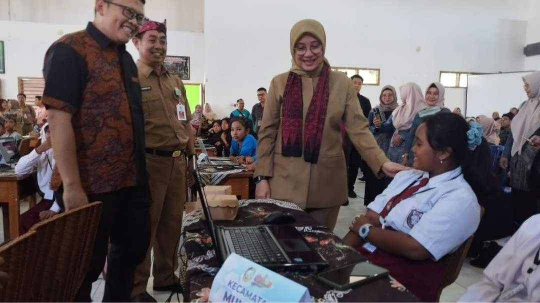 Bupati Banyuwangi Ipuk Fiestiandani menyapa salah satu peserta Olimpiade Matematika Gasing. (Foto: Muh Hujaini/Ngopibareng.id)