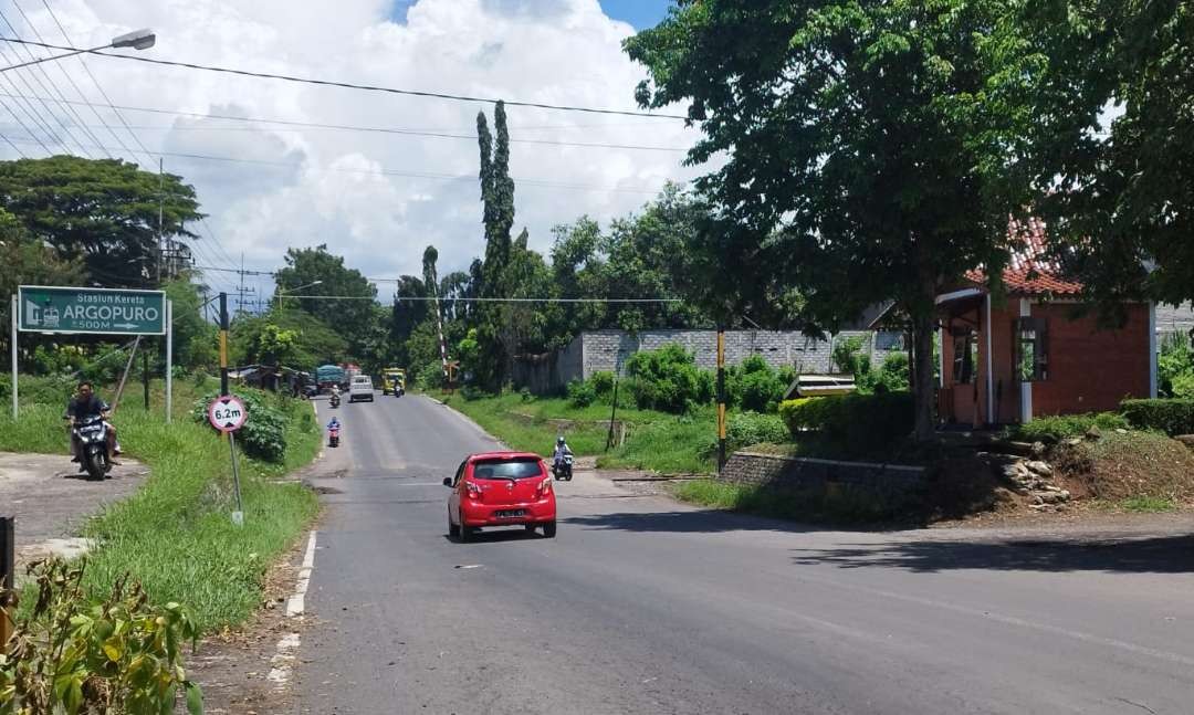 Perlintasan sebidang kereta api di Jalan Argopuro Banyuwangi akan dibangun jembatan flyover (foto: Muh Hujaini/Ngopibareng.id)