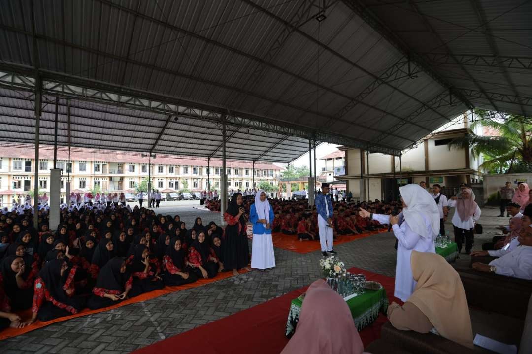 Bupati Banyuwangi mengajak para santri untuk jadi duta antibullying (foto: Humas Pemkab Banyuwangi)