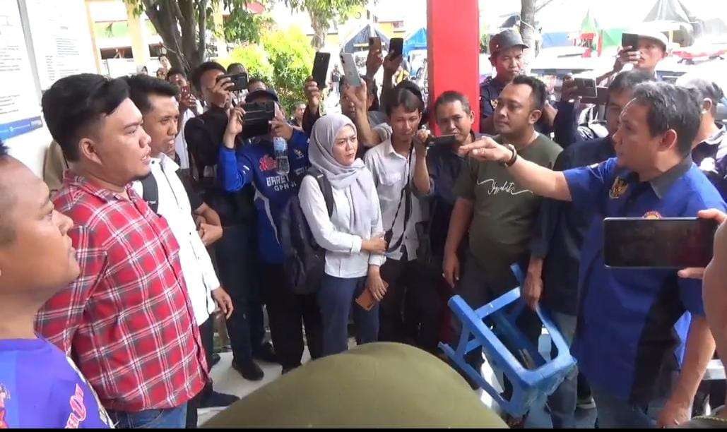 Massa saat melayangkan protes kepada PPK Sumbersari atas dugaan jual beli suara (Foto: Rusdi/Ngopibareng.id)