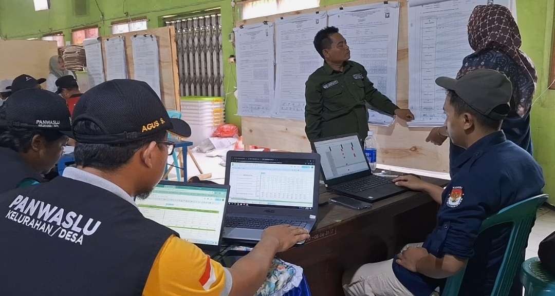 Hitung ulang di PPK Kecamatan Trowulan.(Foto Dok. Bawaslu)