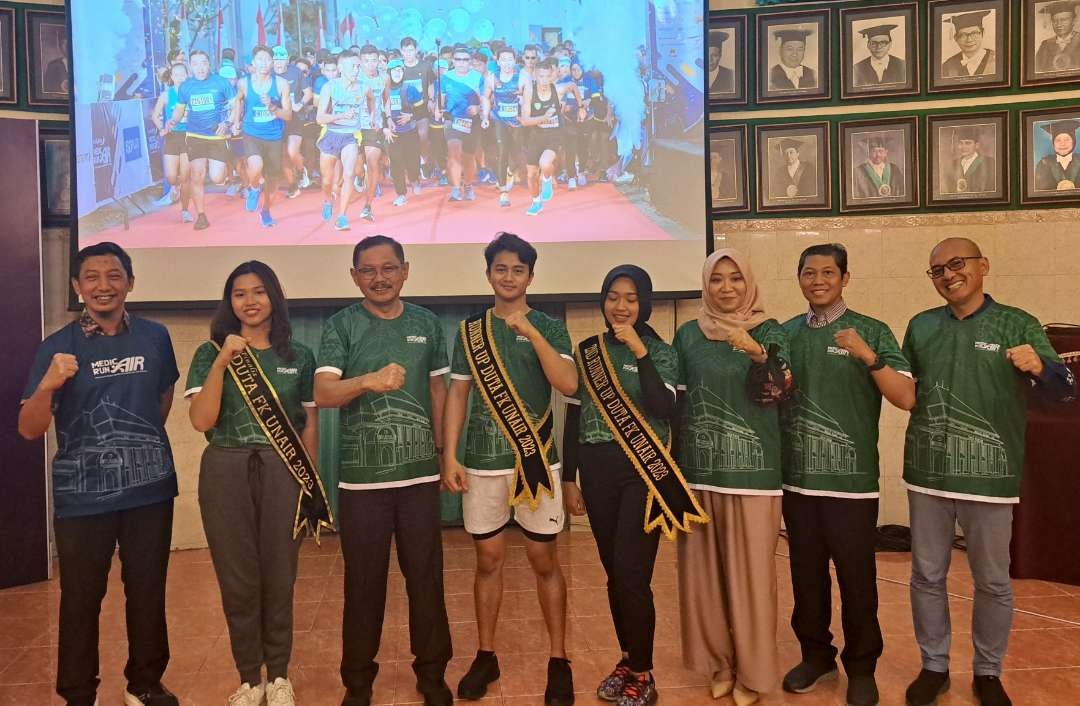 Dekan FK Unair, Prof Bus saat menjelaskan event lari Surabaya Medic Air Run, salah satu upaya ajak masyarakat tekan angka diabetes dengan rutin bergerak. (Foto: Pita Sari/Ngopibareng.id)