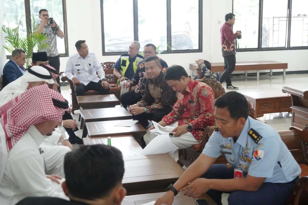 Kemenag bersama Kementerkan Haji dan Umrah meninjau kesiapan layanan fast track (Macca Road) di Bandara Internasional Juanda dan Bandara Adi Soemarmo. (Foto: Iatimewa)