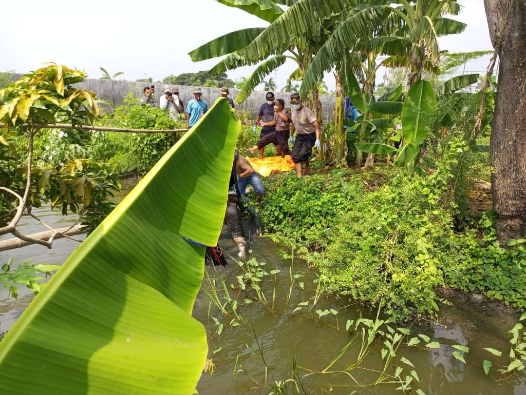 Polisi mendatangi lokasi ditemukannya korban meninggal dunia (Foto : Istimewa)