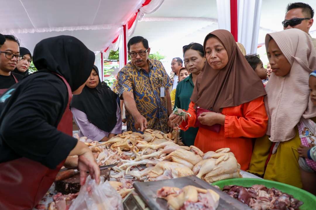 Pj Gubernur Jateng, Nana Sudjana usai meninjau kegiatan Gerakan Pasar Murah di halaman Kantor Kecamatan Mungkid, Kabupaten Magelang, Rabu, 28 Februari 2024. (Foto: Pemprov Jawa Tengah)