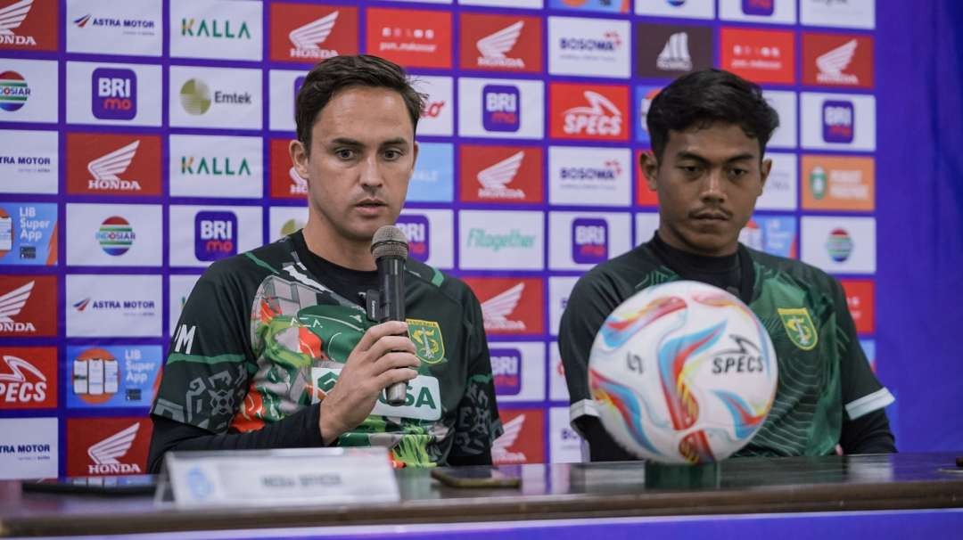 Pelatih Persebaya Paul Munster dan Pemain Andhika Ramadhani. (Foto: Persebaya)