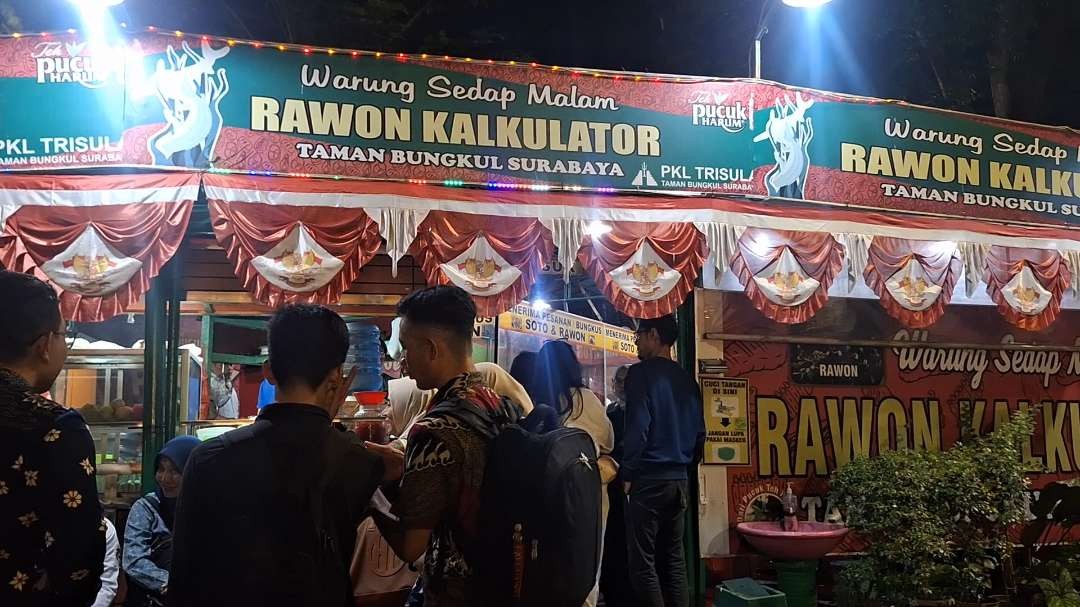 Suasana kedai 'Rawon Kalkulator' yang dipenuhi oleh para pelanggannya. (Foto: Julianus Palermo/Ngopibareng.id)