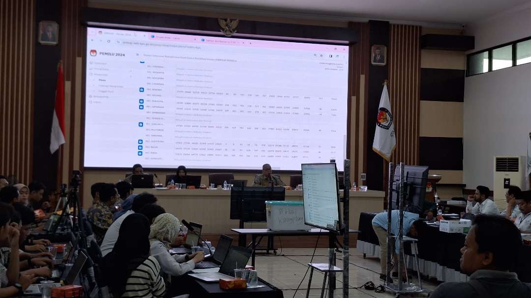 Potret suasana pembacaan formulir rekapitulasi suara D hasil Kecamatan Karangpilang, di Kantor KPU Kota Surabaya, Rabu 28 Februari 2024. (Foto: Julianus Palermo/Ngopibareng.id)