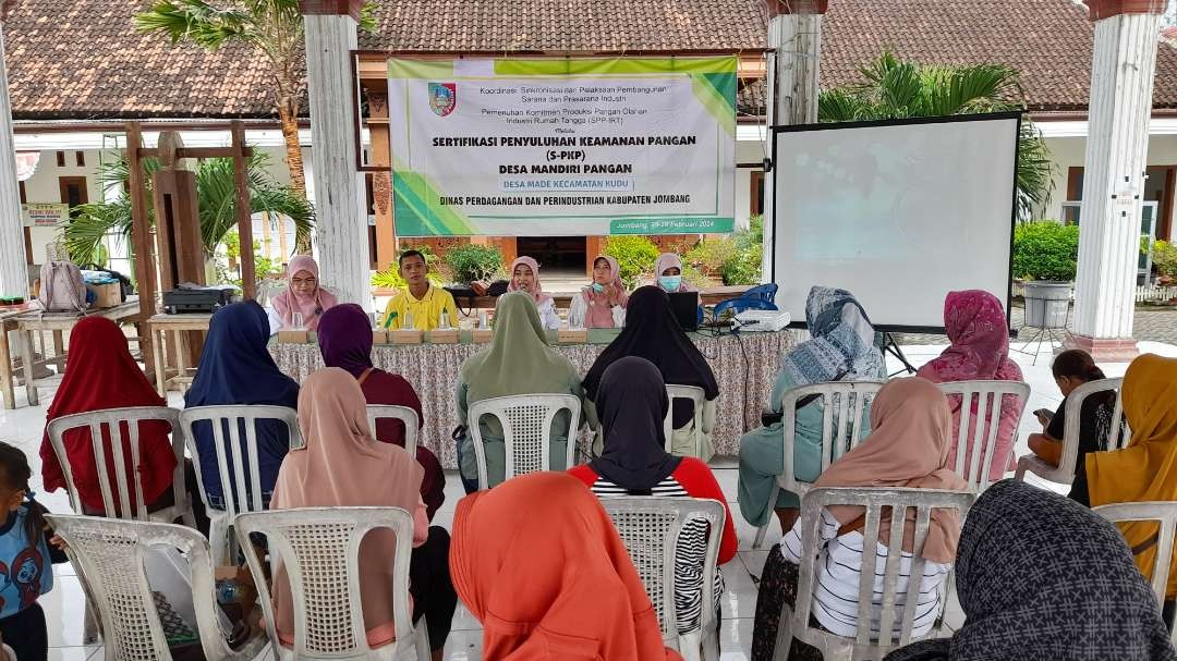 Sebanyak 25 orang produsen keripik gadung menerima program pemberdayaan industri bertajuk Desa Mandiri Pangan (Demapan), di Balai Desa Made, Rabu dan Kamis, 28-29 Februari 2024. (Foto: Mardiansyah Triraharjo/Ngopibareng.id)