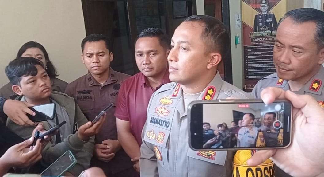 Kapolres Kediri Kota AKBP Bramastyo Priaji Memberikan Keterangan Terkait Kasus Dugaan Penganiayaan Yang menyebabkan Meninggalnya Santri Ponpes di Kediri (Fendi Lesmana/ngopibareng.id)