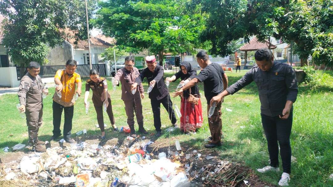 Pemusnahan minuman keras dituangkan ke dalam lubang yang sudah disiapkan. (Foto: Istimewa)