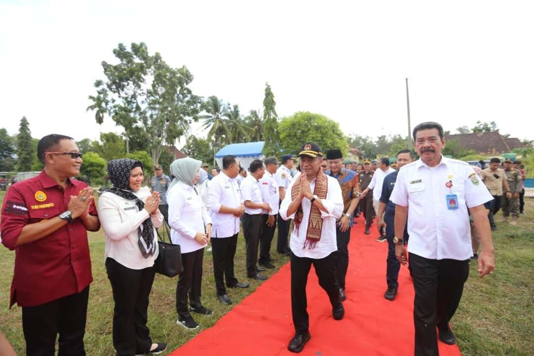 Menteri Koordinator Bidang Pembangunan Manusia dan Kebudayaan (Menko PMK) Muhadjir Effendy saat melakukan kunjungan kerja di Desa Jati Mulyo I, Kecamatan Belitang Madang Raya, Kabupaten Ogan Komering Ulu (OKU) Timur, Sumatera Selatan, pada Rabu 28 Februari 2024. (Foto: istimewa)