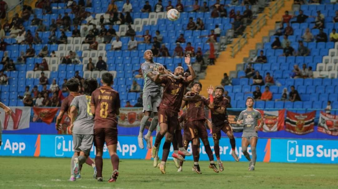 Pemain Persebaya, Paulo Henrique berebut bola dengan pemain PSM saat laga lanjutan Liga 1. (Foto: Persebaya)