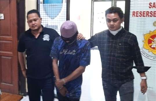 Pelaku pemalakan di Jalur Pantura Situbondo yang babak bur dihajar para sopir truk diamankan di Polres Situbondo. (Foto: Guido/Ngopibareng.id)