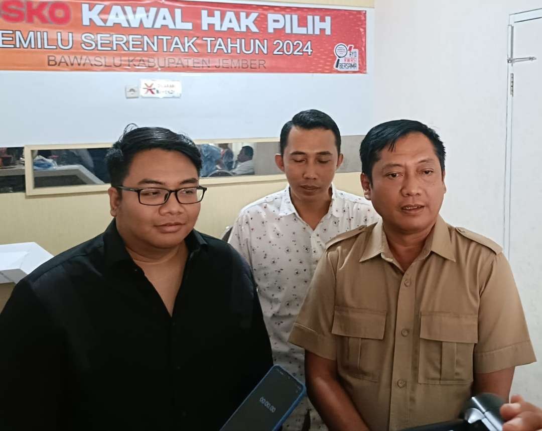 Ketua DPC Gerindra Jember Ahmad Halim bersama Kawendra Lukistian usai melaporkan PAN ke Bawaslu Jember (Foto: Rusdi/Ngopibareng.id)