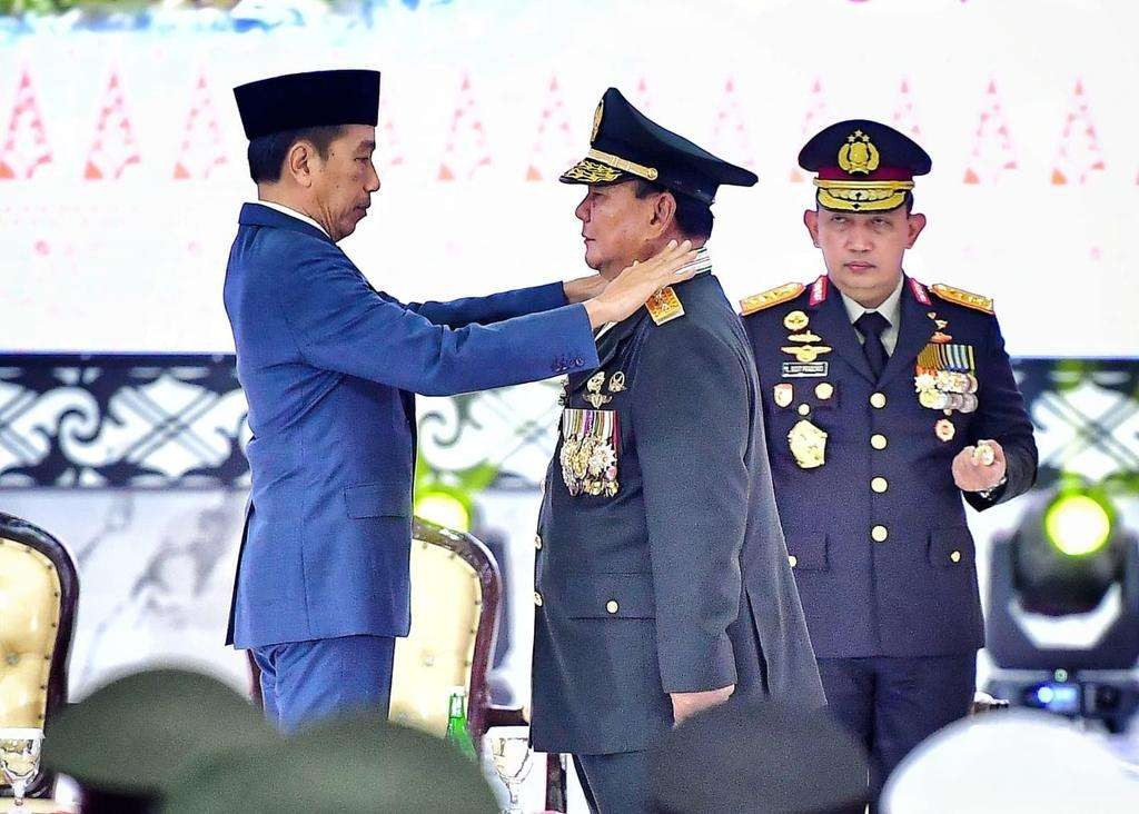 Presiden Joko Widodo menyematkan gelar jenderal kehormatan kepada Menteri Pertahanan Prabowo Subianto, saat Rapat Pimpinan (Rapim) TNI Tahun 2024 di Mabes TNI, Cilangkap, Jakarta, Rabu, 28 Februari 2024. (Foto: X @jokowi)